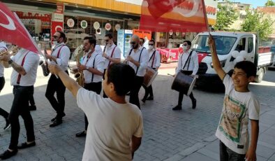 İzmir bandolu ve kano yarışlı 19 Mayıs kutlaması