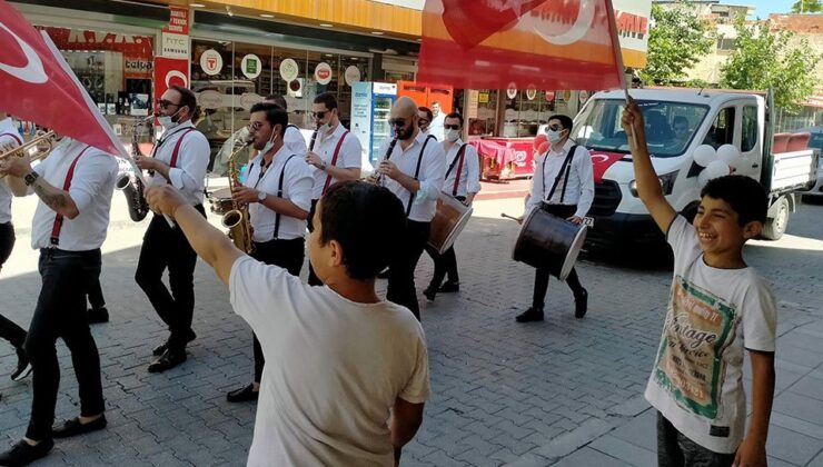 İzmir bandolu ve kano yarışlı 19 Mayıs kutlaması
