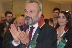 İzmir Barosu Başkanlığı&rsquo;nı ikinci kez kazanan Y&uuml;cel, demokrasiden kopmuş TBB&rsquo;yi