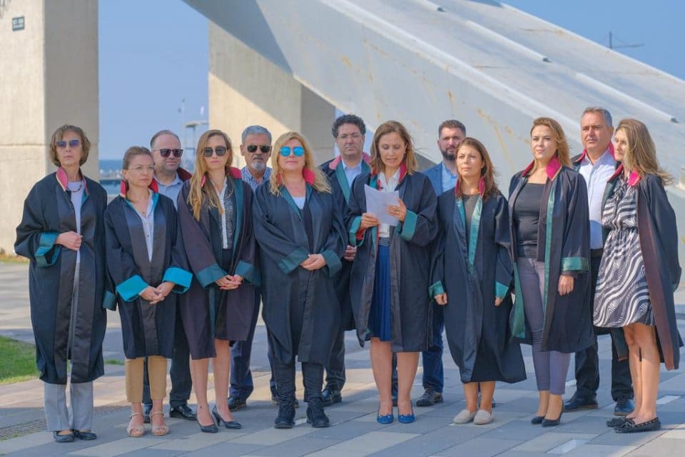 İzmir Barosu Cumhuriyet&ccedil;i Avukatlar Grubu &uuml;yesi kadınlar İran&rsquo;da, 22 yaşındaki
