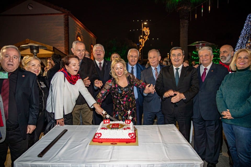 İzmirli gazeteciler, İGC&rsquo;nin geleneksel yılbaşı buluşmasında bir araya geldi. İzmir