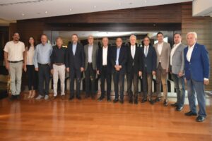 İzmir’in önde gelen iş dünyası kurumlarını bünyesinde bulunduran ve sekretaryasını