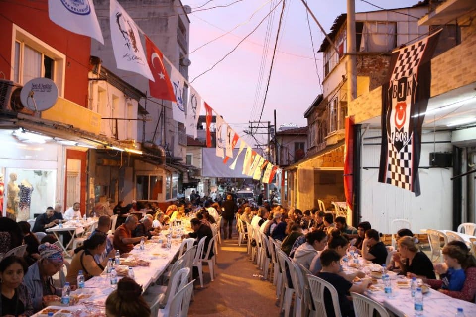 İzmir'de kuruluşunun 30'uncu yılını kutlayan İzmir Beşiktaşlılar Derneği, Ramazan ayında