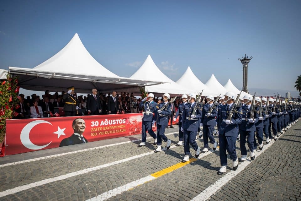 30 Ağustos Zafer Bayramı&rsquo;nın 100&rsquo;&uuml;nc&uuml; yılı İzmir&rsquo;de coşkuyla kutlanıyor. G&uuml;n