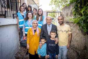 İzmir B&uuml;y&uuml;kşehir Belediye Başkanı Tun&ccedil; Soyer, Kadifekale&rsquo;de yaşayan ve İzmir95