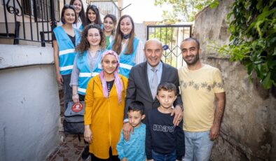 İzmir Büyükşehir annelerin yanında: Başkan Soyer üç çocuklu Alp ailesini ziyaret etti