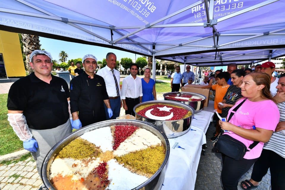 İzmir B&uuml;y&uuml;kşehir Belediyesi Muharrem ayı kapsamında Konak Meydanı&rsquo;na kurduğu ikram