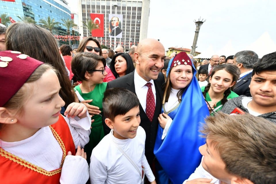 İzmir B&uuml;y&uuml;kşehir Belediye Başkanı Tun&ccedil; Soyer mesaj yayımlayarak 23 Nisan