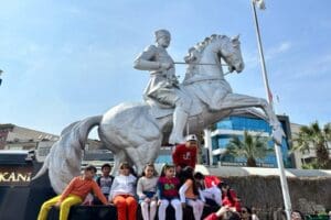 İzmir B&uuml;y&uuml;kşehir Belediyesi'nin d&uuml;zenlediği etkinliklerle 23 Nisan Ulusal Egemenlik ve