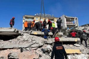 Depremin etkilediği 10 ilde destek &ccedil;alışmalarını s&uuml;rd&uuml;ren İzmir B&uuml;y&uuml;kşehir Belediyesi