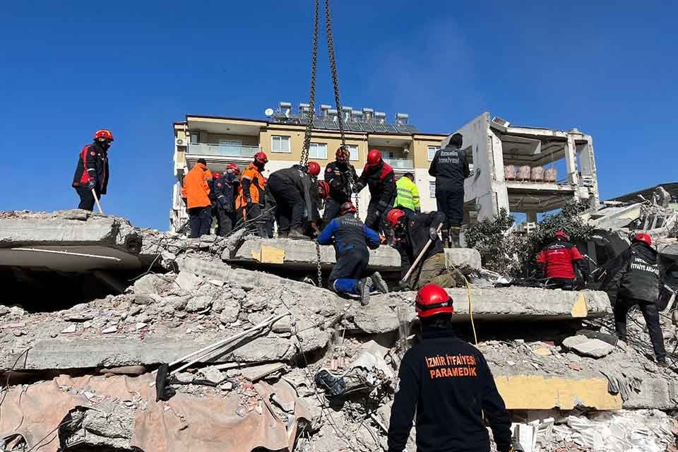 Depremin etkilediği 10 ilde destek &ccedil;alışmalarını s&uuml;rd&uuml;ren İzmir B&uuml;y&uuml;kşehir Belediyesi