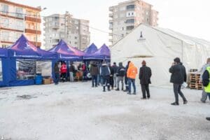 İzmir B&uuml;y&uuml;kşehir Belediyesi, Adıyamanlı 60 yaşındaki depremzede Hasan Yavuz&rsquo;un kapısını