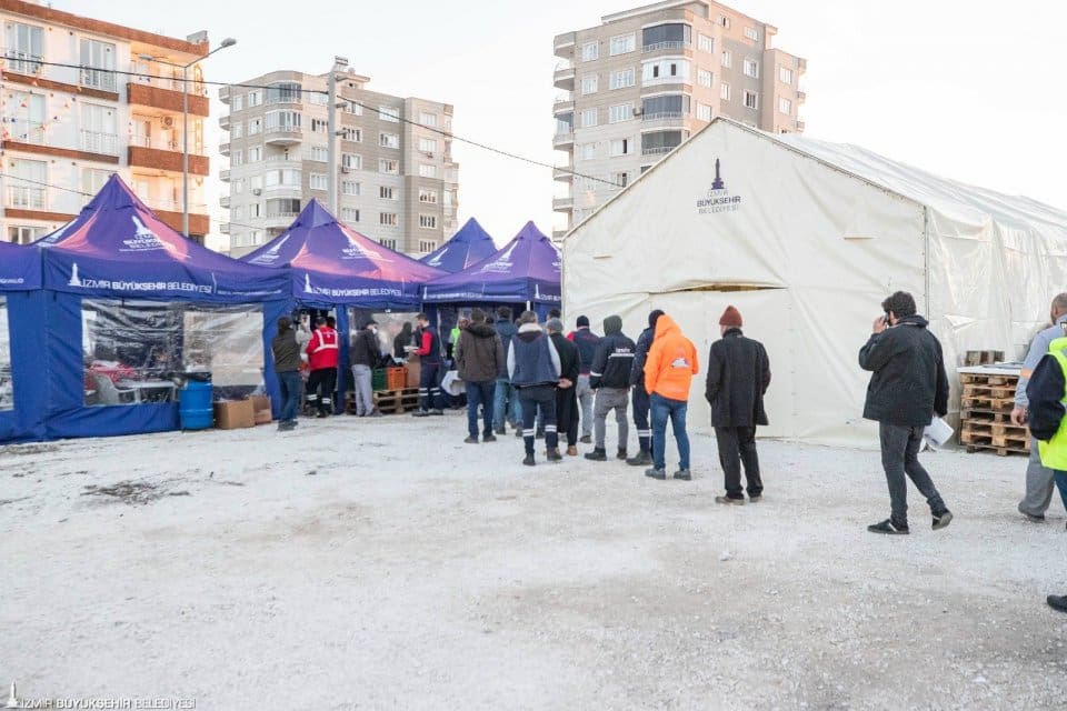 İzmir B&uuml;y&uuml;kşehir Belediyesi, Adıyamanlı 60 yaşındaki depremzede Hasan Yavuz&rsquo;un kapısını