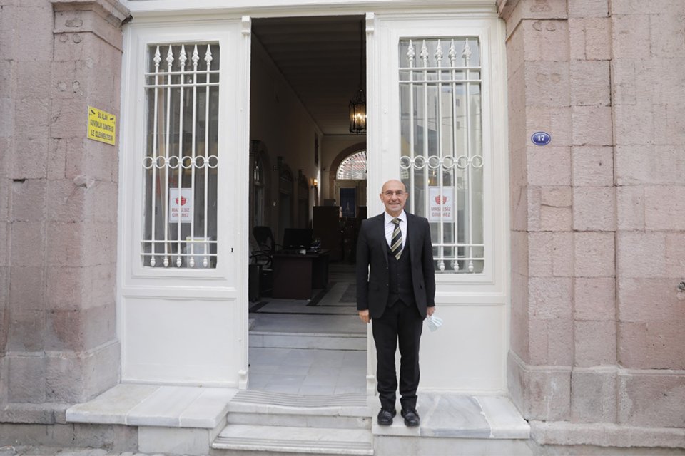 30 Ekim’deki depremde hasar gören İzmir Büyükşehir Belediyesi ana hizmet