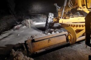 İzmir B&uuml;y&uuml;kşehir Belediyesi aşırı soğuklarla birlikte, kentin bazı b&ouml;lgelerinde buzlanma