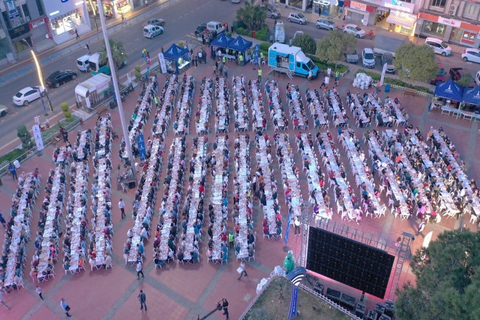 Ramazan dayanışmasını farklı il&ccedil;elerde d&uuml;zenlediği toplu iftarlarla s&uuml;rd&uuml;ren&nbsp;İzmir B&uuml;y&uuml;kşehir Belediyesi