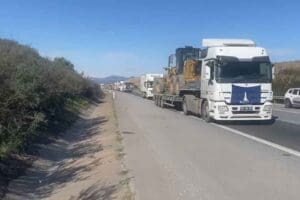 Depremin ardından yola &ccedil;ıkan İzmir B&uuml;y&uuml;kşehir Belediyesi&rsquo;nin iş makinesi konvoyu