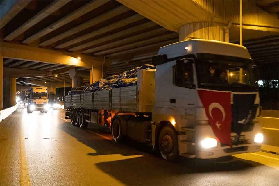 Depremle birlikte teyakkuza ge&ccedil;en İzmir B&uuml;y&uuml;kşehir Belediyesi, b&ouml;lgeye desteğini s&uuml;rd&uuml;r&uuml;yor.
