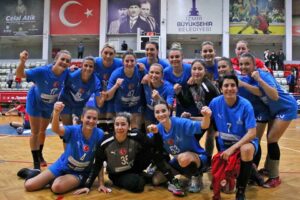 İzmir Büyükşehir Belediyesi Hentbol Kadın takımı EHF Avrupa Kupası üçüncü