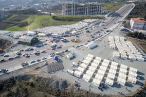 İzmir B&uuml;y&uuml;kşehir Belediye Başkanı Tun&ccedil; Soyer&rsquo;in depremin yaralarını hızla sarmak
