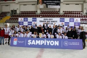 İzmir B&uuml;y&uuml;kşehir Belediyespor, bir sezon sonra yeniden Buz Hokeyi S&uuml;per