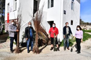 İzmir Büyükşehir Belediyesi tarımsal üretimi teşvik amacıyla üreticilere fidan dağıtımını