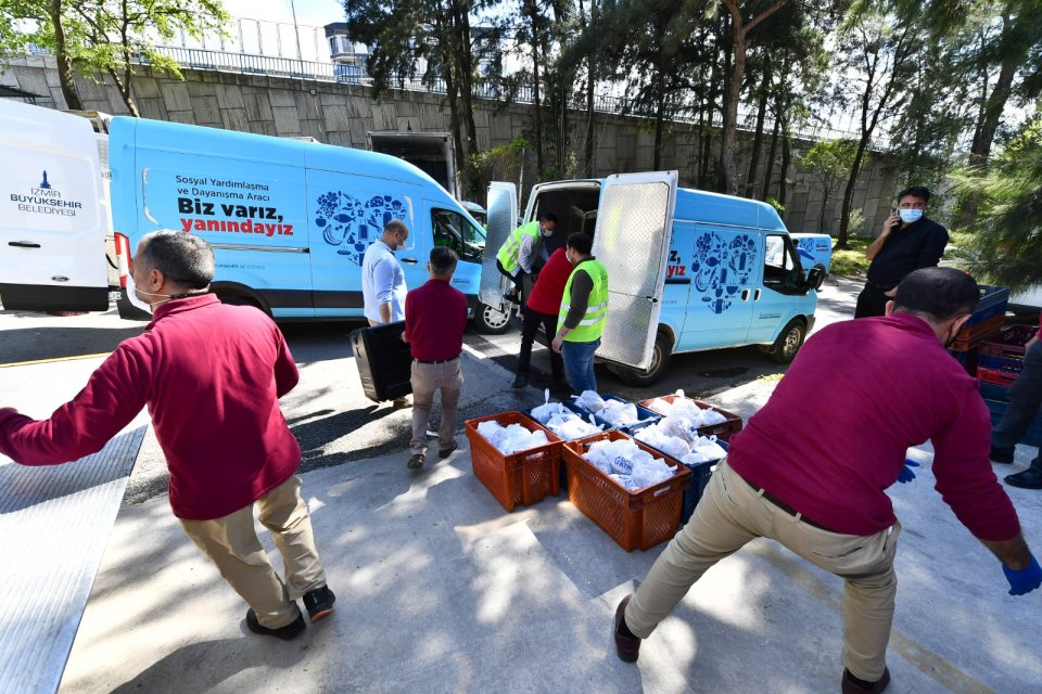 Dayanışma k&uuml;lt&uuml;r&uuml;n&uuml; s&uuml;rd&uuml;ren İzmir B&uuml;y&uuml;kşehir Belediyesi Ramazan ayı nedeniyle bug&uuml;ne