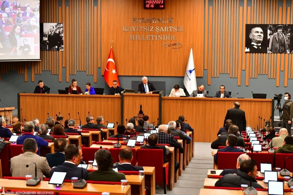 İzmir B&uuml;y&uuml;kşehir Belediyesi T&uuml;rkiye'yi sarsan deprem felaketinin ardından b&ouml;lgede hayvancılıkla