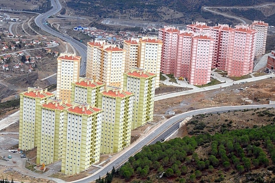 İzmir B&uuml;y&uuml;kşehir Belediyesi 30 Ekim depreminin ardından evleri hasar g&ouml;rd&uuml;ğ&uuml;