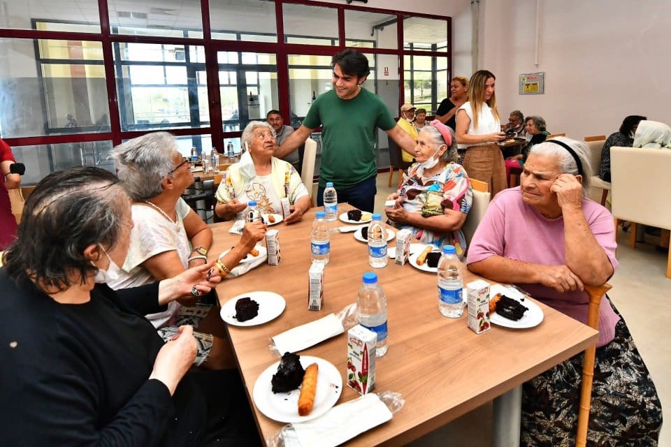 İzmir B&uuml;y&uuml;kşehir Belediyesi Sosyal Yaşam Kamp&uuml;s&uuml;&rsquo;nde huzurevi sakinleri i&ccedil;in &ouml;zel