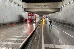 İzmir’de gece yarısına doğru etkisini artıran şiddetli yağışın yarattığı olumsuzlukları