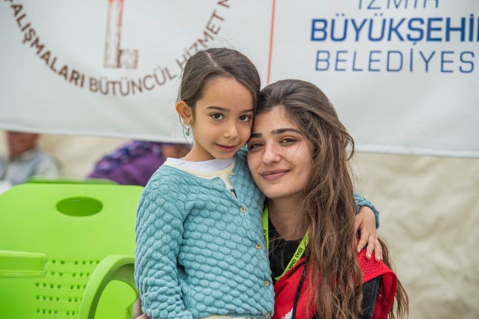 İzmir B&uuml;y&uuml;kşehir Belediyesi&rsquo;nin Hatay&rsquo;da kurduğu &ccedil;adır kentte depremzedelerin t&uuml;m ihtiya&ccedil;larını