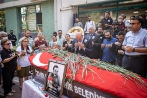 İzmir B&uuml;y&uuml;kşehir Belediye Başkanı Tun&ccedil; Soyer, kalp krizi sonucu hayatını