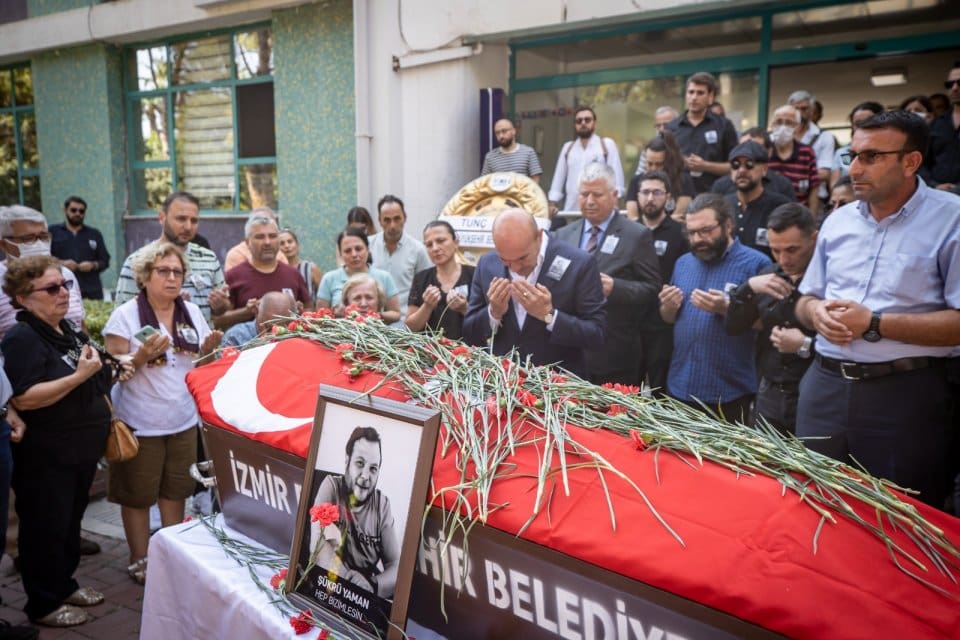 İzmir B&uuml;y&uuml;kşehir Belediye Başkanı Tun&ccedil; Soyer, kalp krizi sonucu hayatını