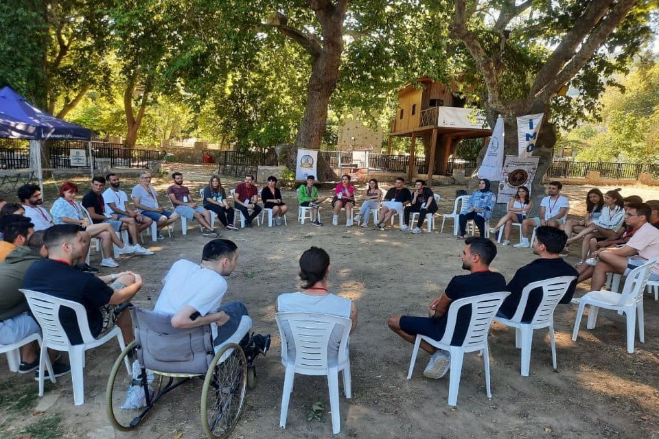 İzmir B&uuml;y&uuml;kşehir Belediyesi, &ldquo;Elim Sende&rdquo; farkındalık projesi kapsamında &uuml;niversite ve