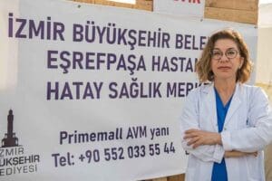 İzmir B&uuml;y&uuml;kşehir Belediyesi&rsquo;nin Hatay&rsquo;da kurduğu sahra hastanesinde g&ouml;n&uuml;ll&uuml; hekim olarak