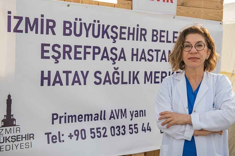 İzmir B&uuml;y&uuml;kşehir Belediyesi&rsquo;nin Hatay&rsquo;da kurduğu sahra hastanesinde g&ouml;n&uuml;ll&uuml; hekim olarak