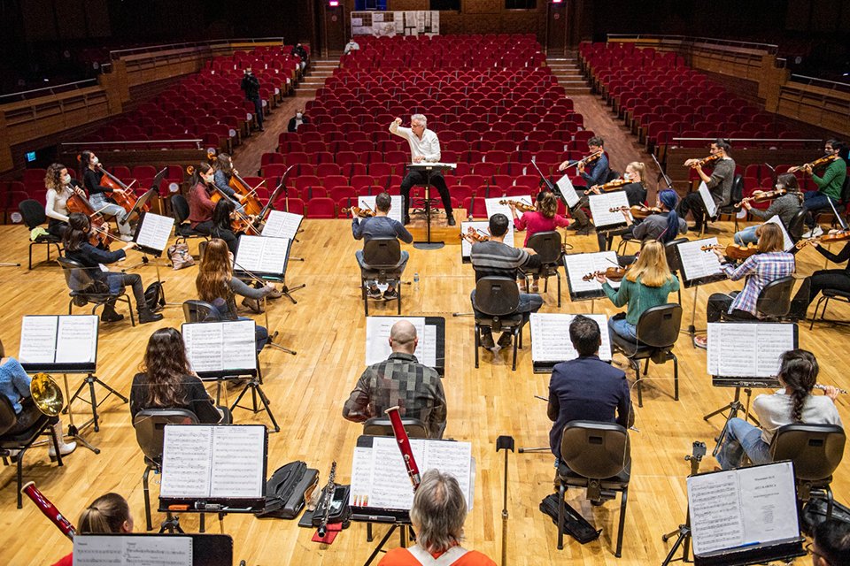 İzmir B&uuml;y&uuml;kşehir Belediyesi pandemi nedeniyle zor g&uuml;nler ge&ccedil;iren sanat&ccedil;ılara desteğini