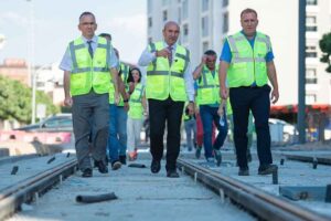 İzmir Büyükşehir Belediye Başkanı Tunç Soyer yapımı süren Çiğli Tramvayı