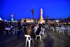 İzmir B&uuml;y&uuml;kşehir Belediyesi sosyal belediyecilik uygulamalarını Ramazan ayı boyunca iftar