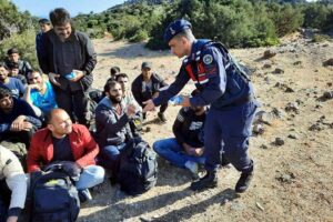 İZMİR'in Urla ve Dikili ilçelerinde, yasa dışı yollardan Yunanistan'a geçmeye