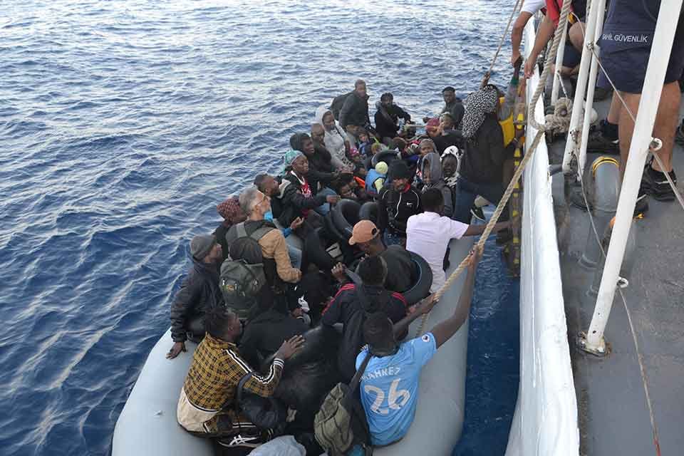 İZMİR'in Çeşme, Karaburun ve Urla ilçesinde, yasa dışı yollarla yurt