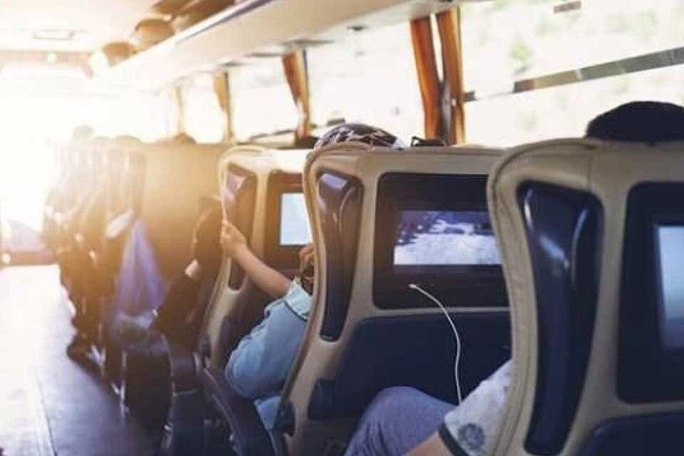 İzmir'de, 18 yaşından k&uuml;&ccedil;&uuml;klere otob&uuml;s terminalleri ve hava yolları acentelerinden