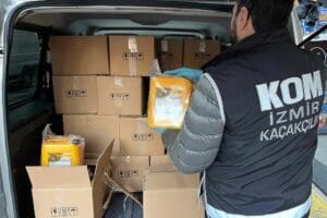 İzmir'in Konak ve Karabağlar il&ccedil;elerinde, polis ekiplerince d&uuml;zenlenen operasyonda 2,8