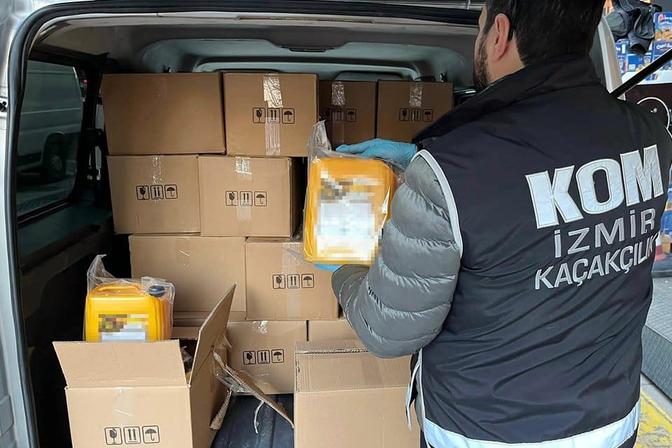 İzmir'in Konak ve Karabağlar il&ccedil;elerinde, polis ekiplerince d&uuml;zenlenen operasyonda 2,8