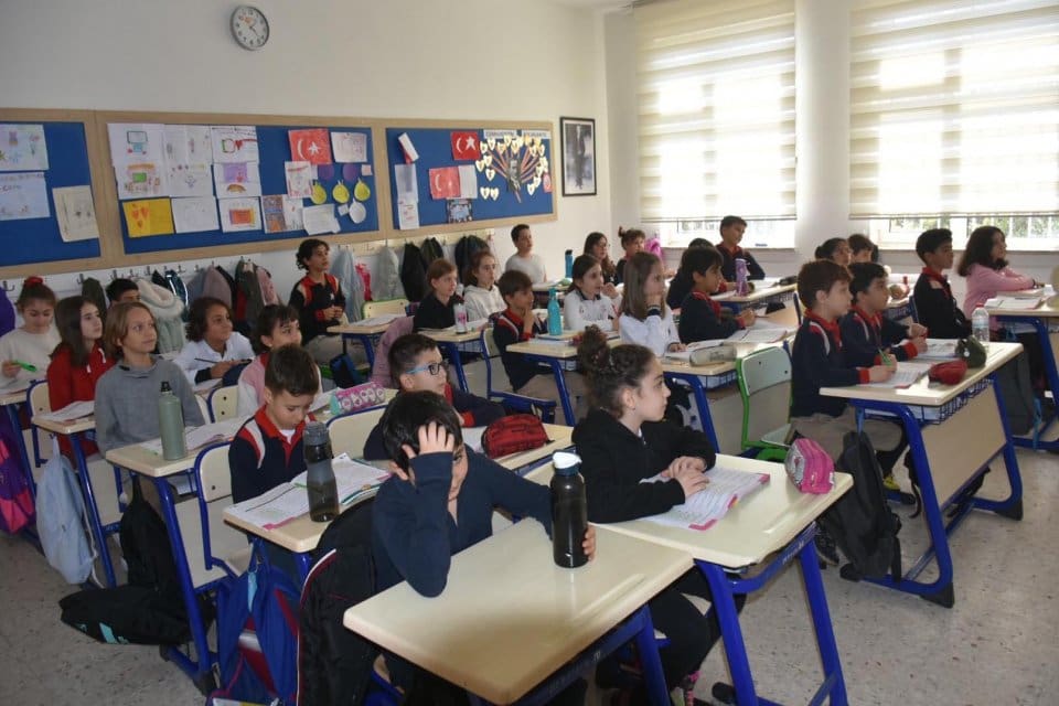 Kahramanmaraş merkezli depremlerin ardından aileleriyle birlikte İzmir&rsquo;e yerleştirilen 2 bin