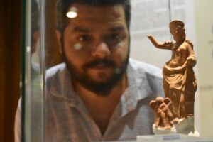 Mitolojide aşk tanrısı olan 'Eros'un tasvir edildiği, 2 bin 300