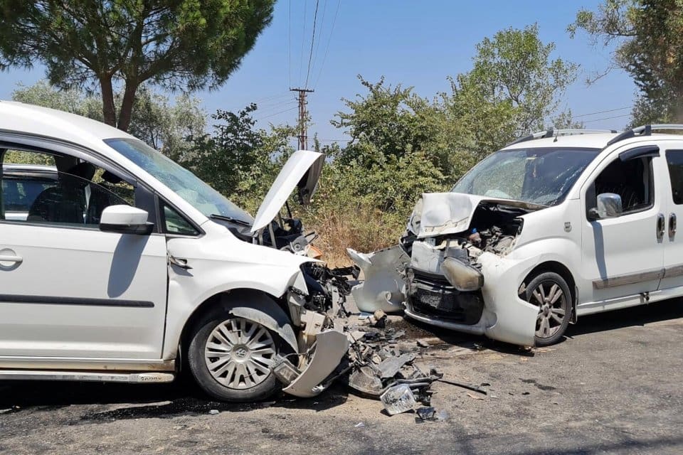 İZMİR'in Tire il&ccedil;esinde, 2 hafif ticari aracın kafa kafaya &ccedil;arpışması