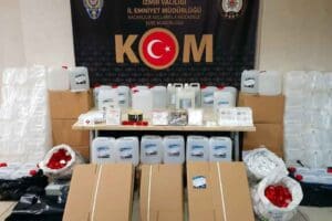 İzmir'de, polisin d&uuml;zenlediği operasyonda 2 ton 250 litre sahte etil