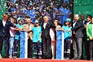 Ekonomik krize rağmen İzmir&rsquo;de yatırımlar aksamadı. İzmir B&uuml;y&uuml;kşehir Belediyesi, ulaşımı